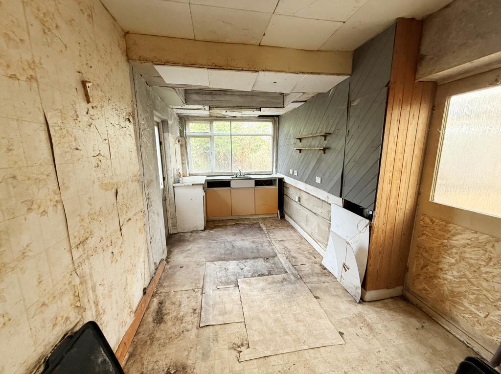 Lot: 110 - DETACHED BUNGALOW FOR IMPROVEMENT - Kitchen